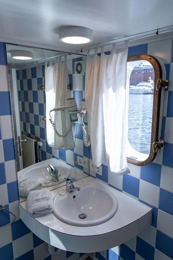 Botel The Boatel *